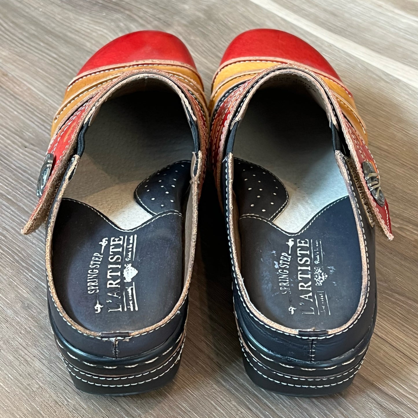 L'ARTISTE Size 37 Clogs