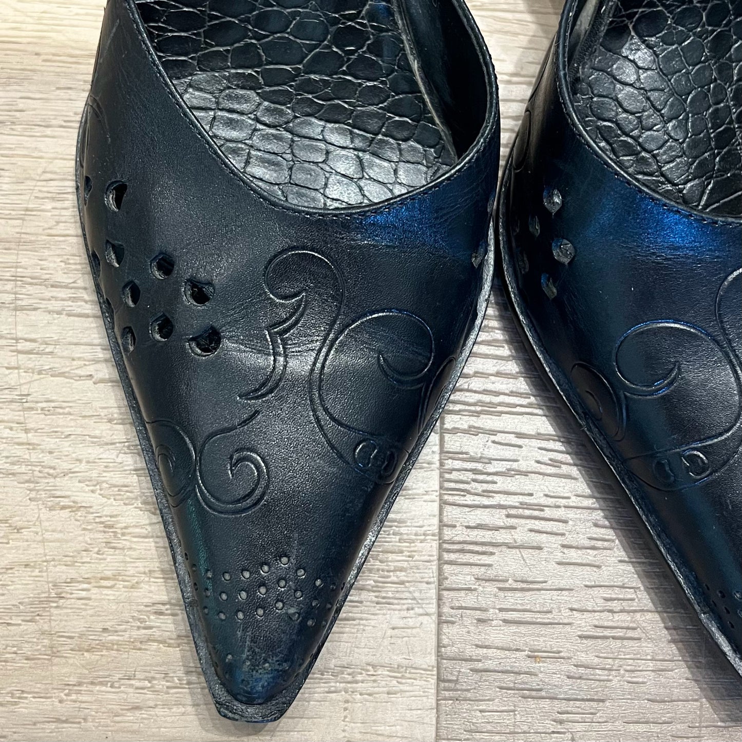 Two Lips Size 7 Heels