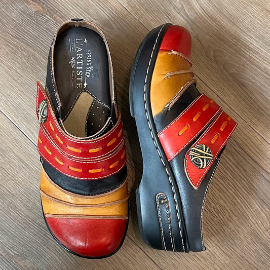 L'ARTISTE Size 37 Clogs