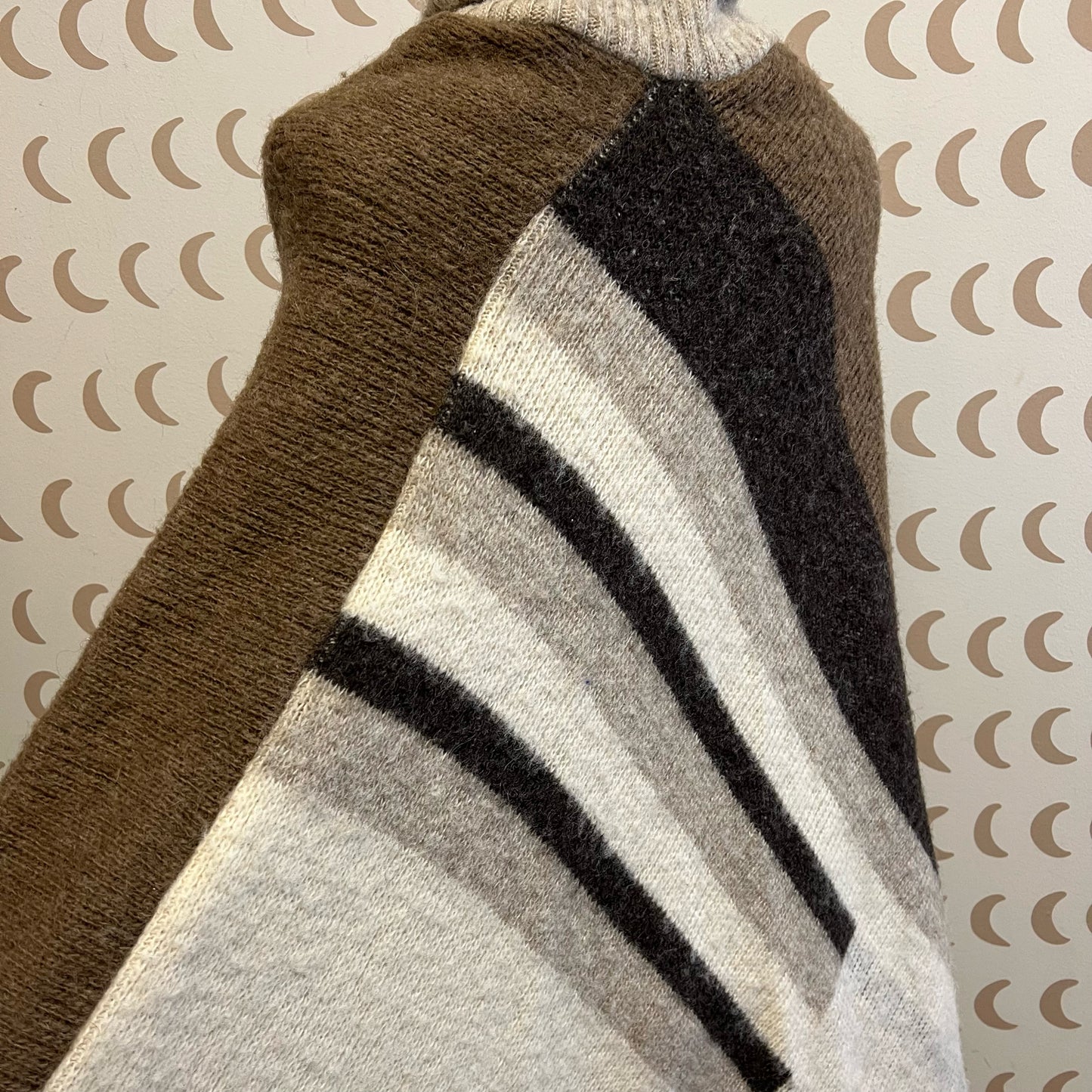 Akra Prjon Size Medium Poncho