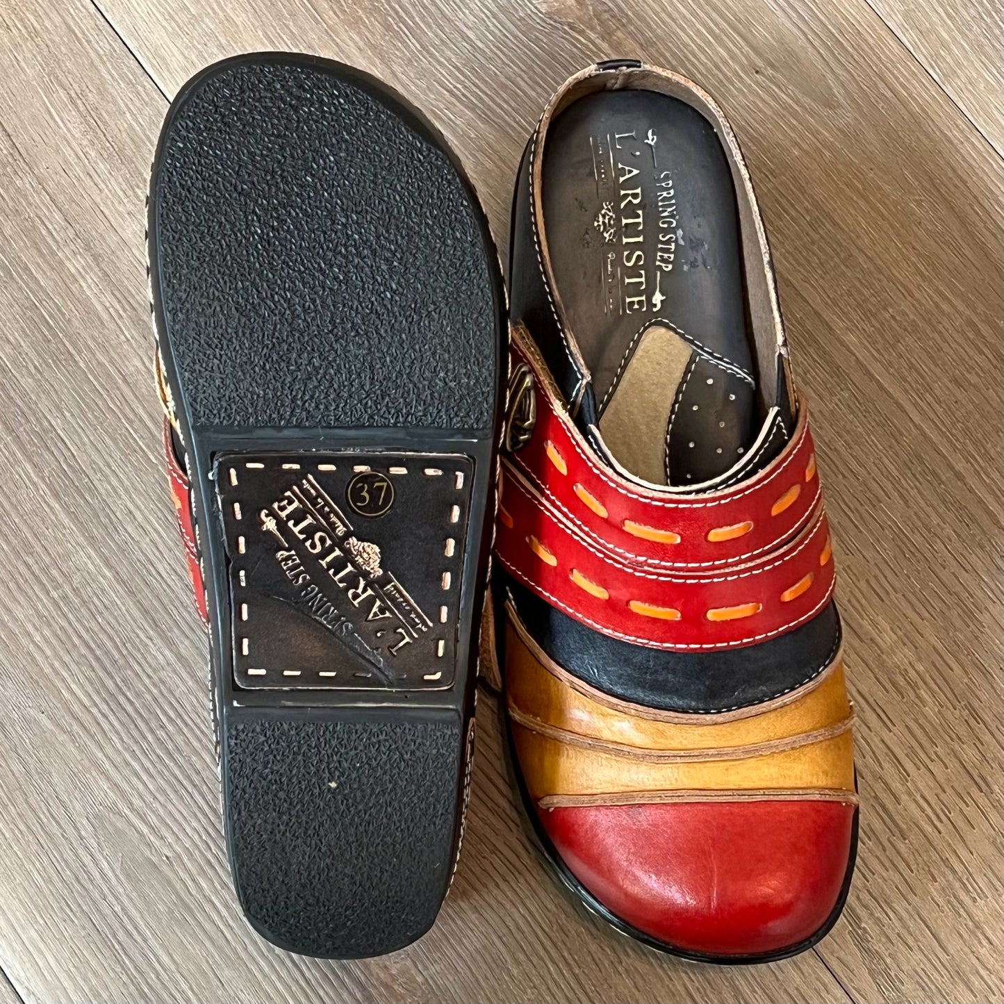 L'ARTISTE Size 37 Clogs
