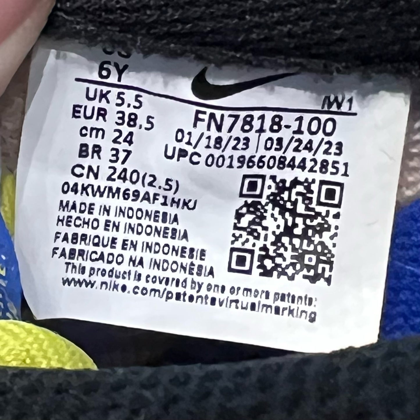 NIKE Size 6 Youth Sneakers