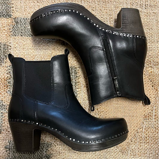 Dansko Size 38 Clogs