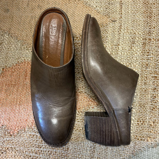 FRYE Size 8 Mules
