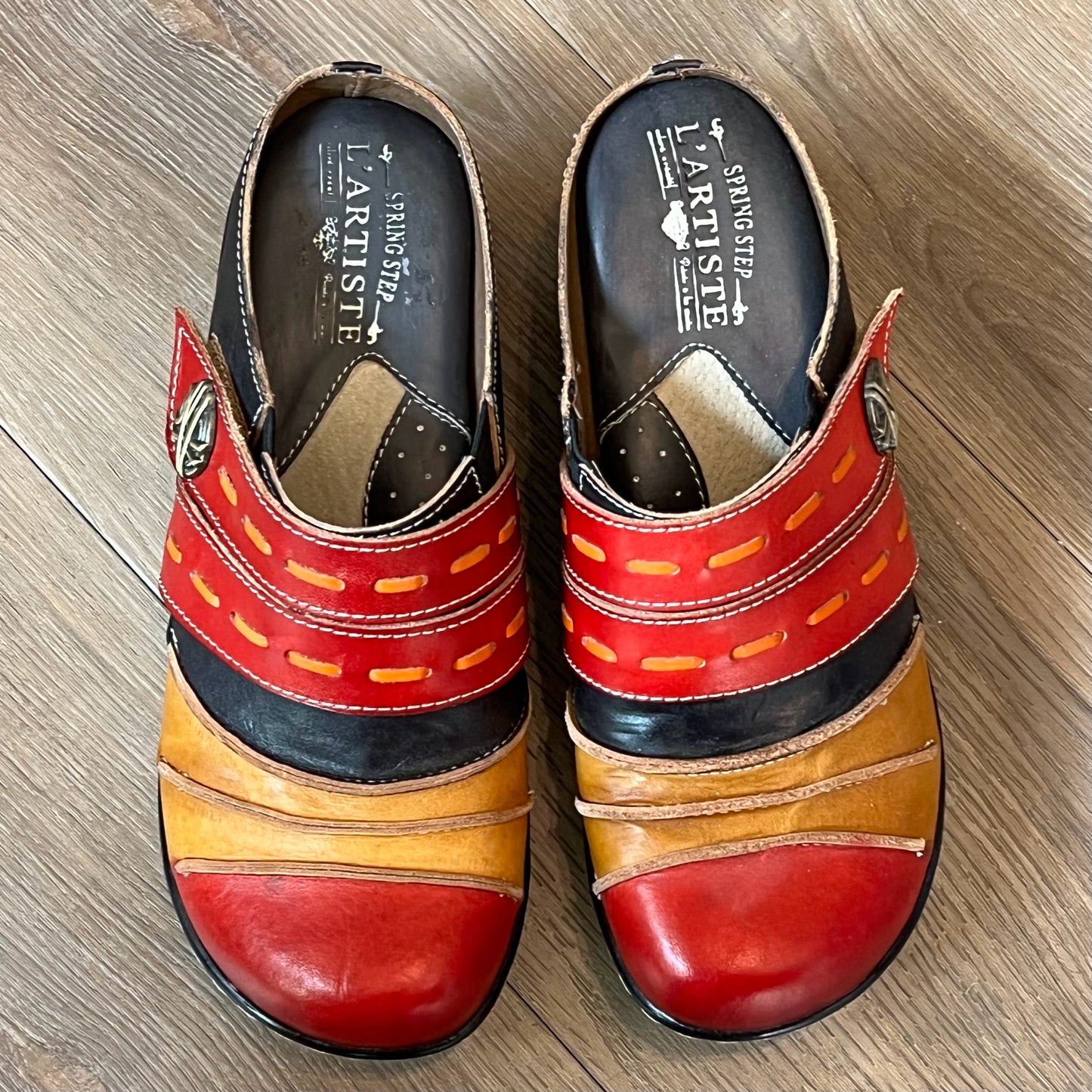 L'ARTISTE Size 37 Clogs