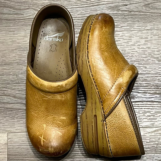 Dansko Size 38 Clogs